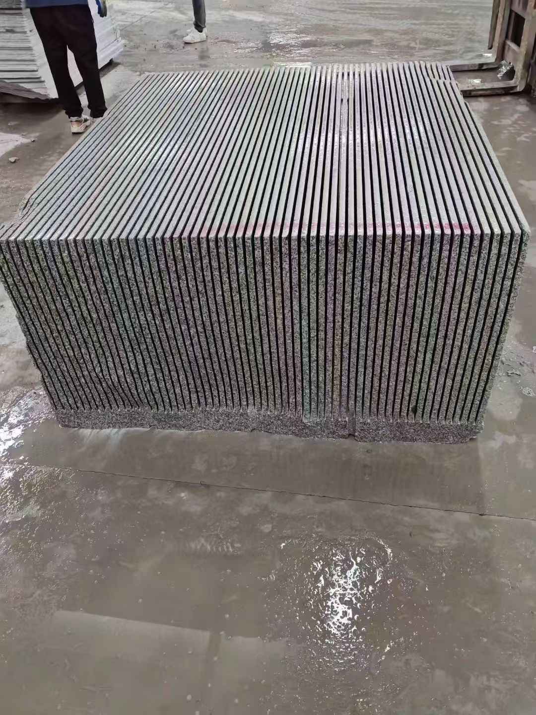 铜陵芝麻白毛板荒料切割